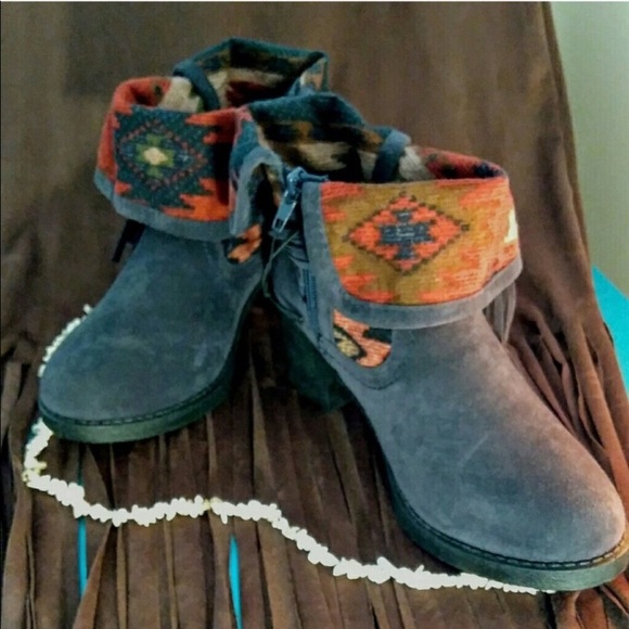 Cute western heel boots! - Picture 2 of 5